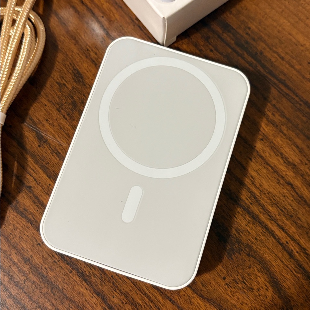 Magnetic Wireless Power Bank 10,000mAh Lightning to USB A - Picture 4 of 12